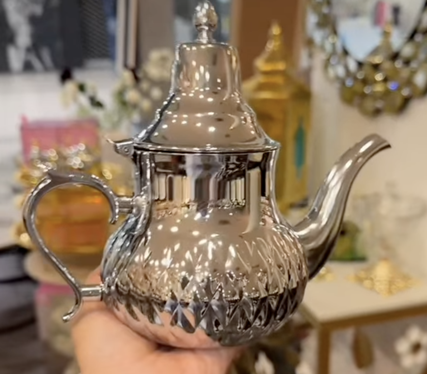 Théière en argent ciselé
